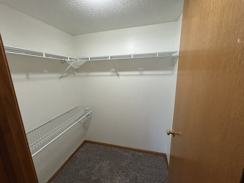 Master Walk-in - 80 Cherry Ct