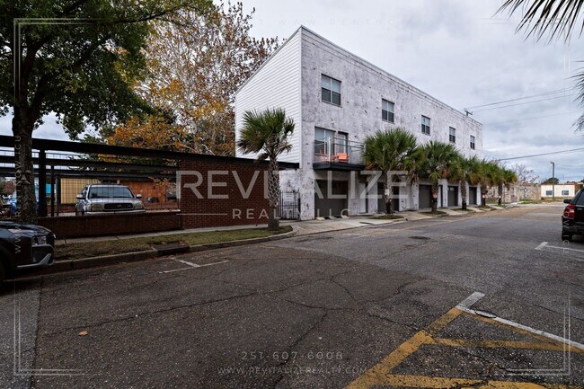 Building Photo - Fully Furnished Townhome w/ Private Garage