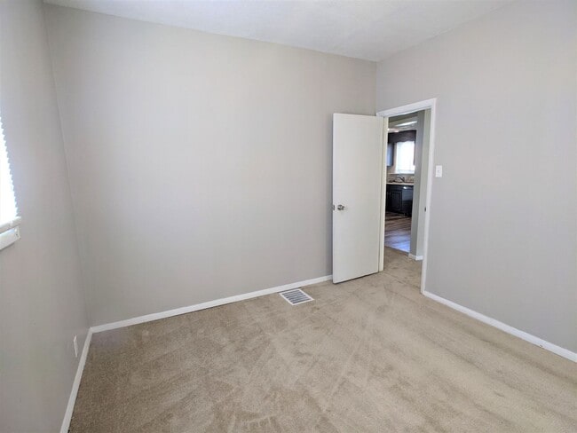 Building Photo - 517 E Troy Ave