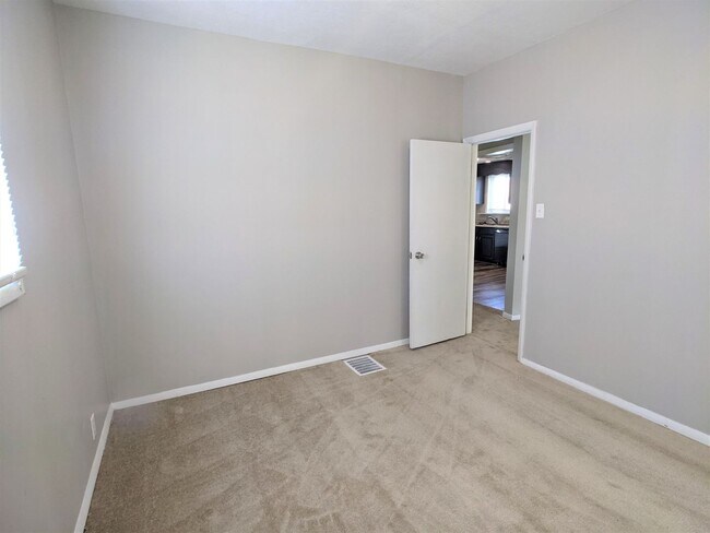 Building Photo - Spacious 3 bedroom 1.5 Bath home in Indianapolis!