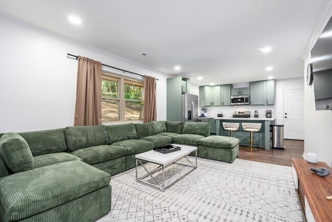 Building Photo - 5 bed / 3 Bath Furnished Rental House in Huntsville, AL 35801