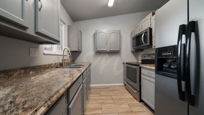 Building Photo - Great Home in Colorado Springs with 2 Car Garage