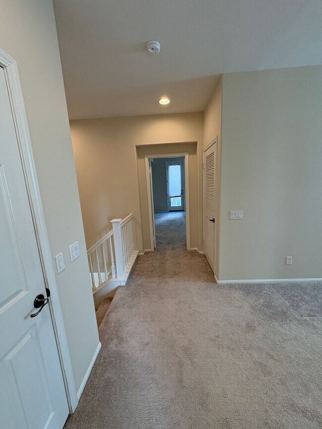 Building Photo - Spacious Townhome in Ventura!