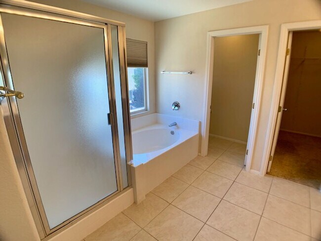 Building Photo - 9679 Ridgebluff Ave