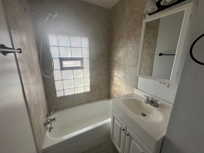 Building Photo - Awesome 2 bedroom house just outside Antioch!