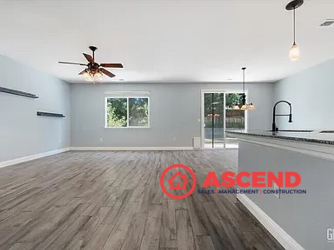 Building Photo - Stunning Home Home Off Jewetta Ave and Sno...