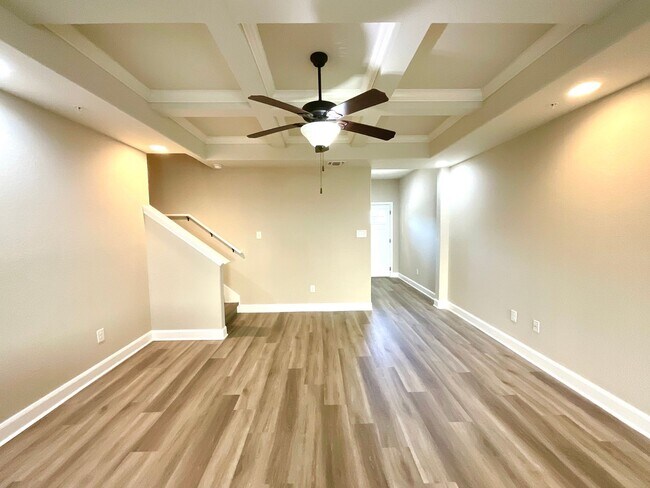 Building Photo - **APPLICATION RECEIVED** Three Bedroom Townhome in Prime Location! Close to New IKEA, I-35, Forum...