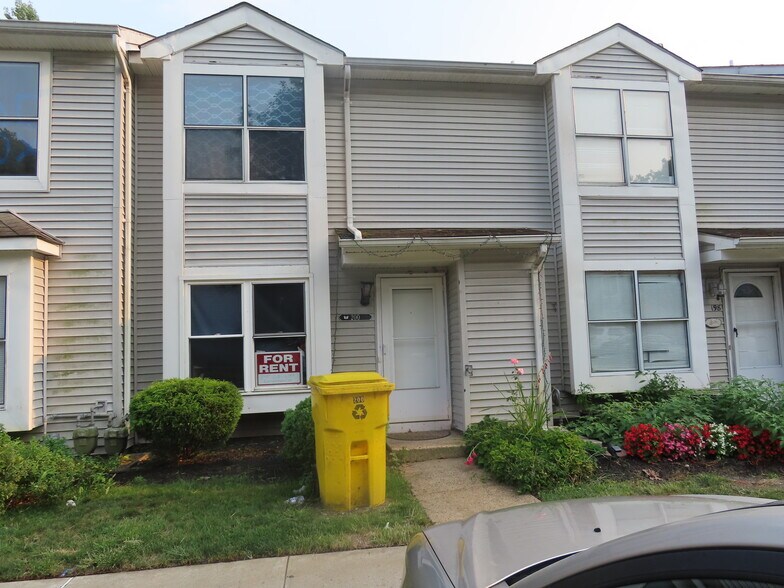 Building Photo - 200 Woodlake Manor Dr