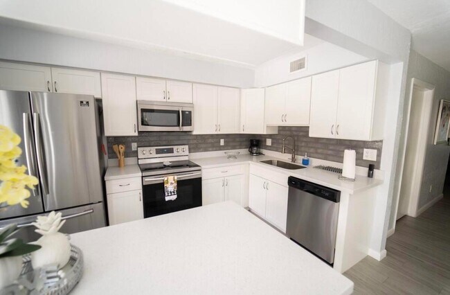 Building Photo - 822 Sandtree Dr