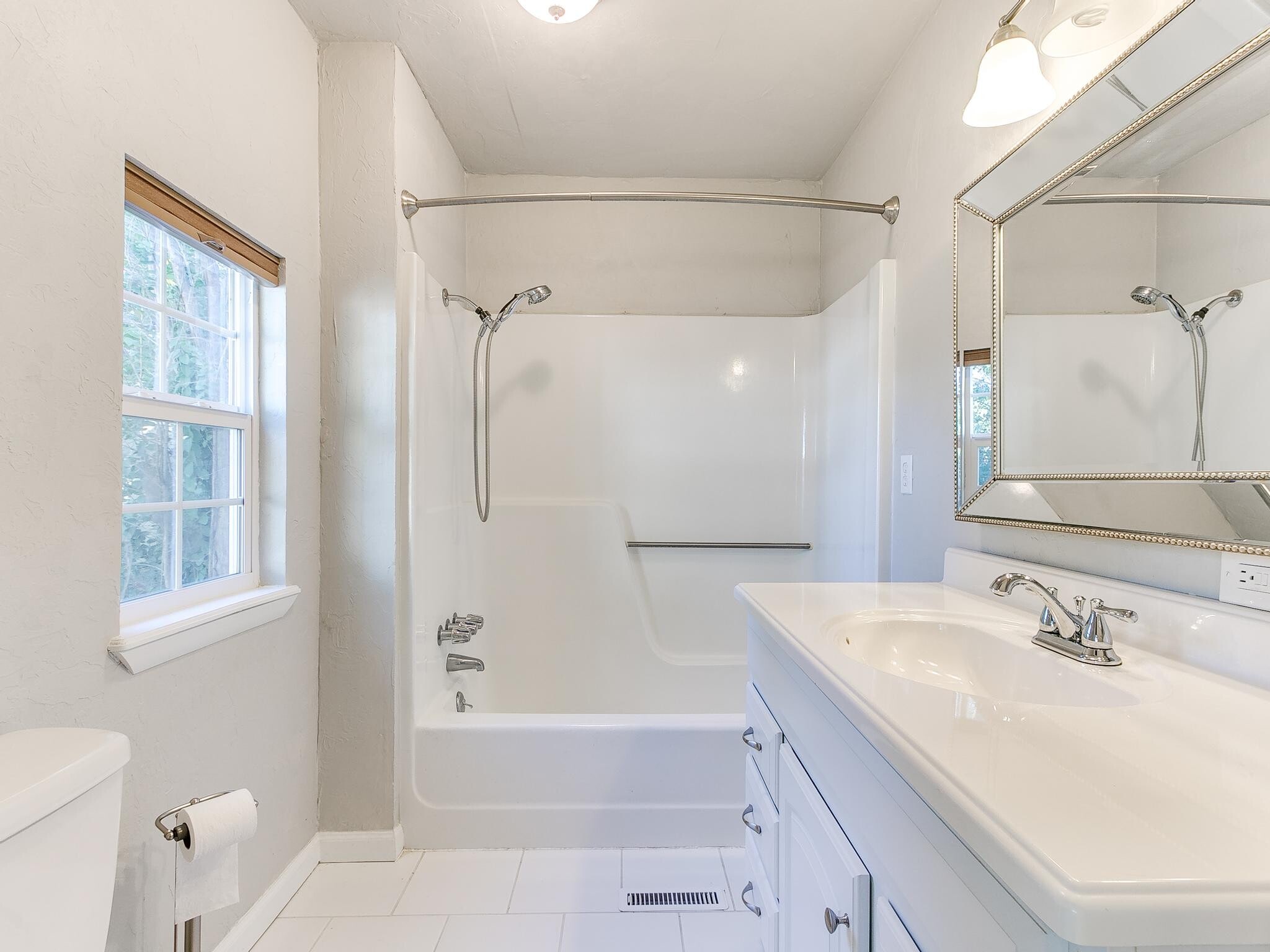 Building Photo - 703 Dakota St