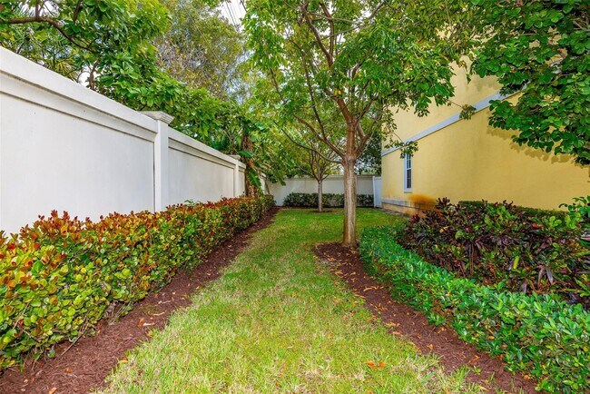 Building Photo - 1134 NW 40th Ter