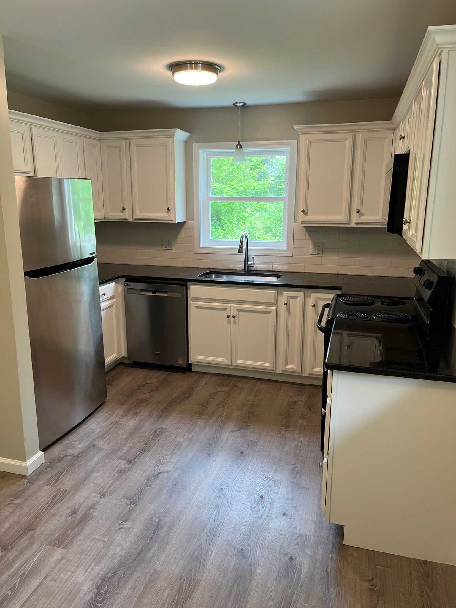 Kitchen - 4 Charles Ln