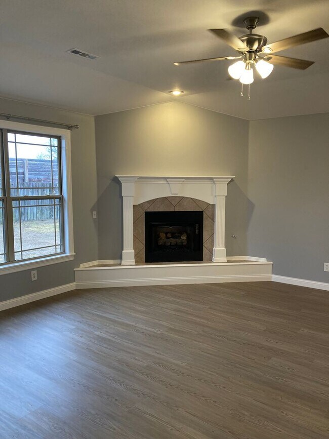 Building Photo - 3 bedroom 2 bath modern style home minutes from Centerton Main!!