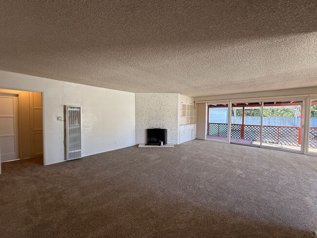 Building Photo - Centrally Located Single Story Ranch Style...