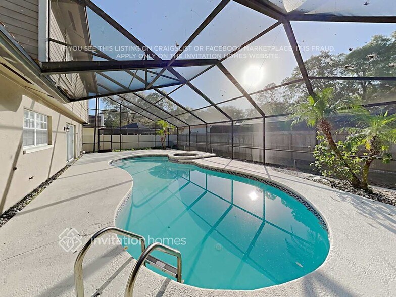 Building Photo - 16601 Vallely Dr