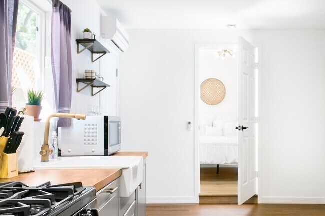 bedroom entrance - 5534 Alcove Ave