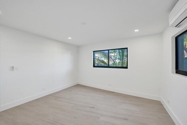 Building Photo - 840 SE 22nd Ave