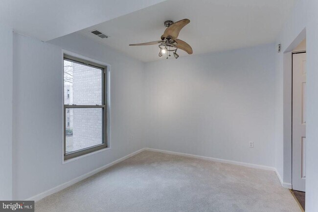 Building Photo - 26 Canterbury Square