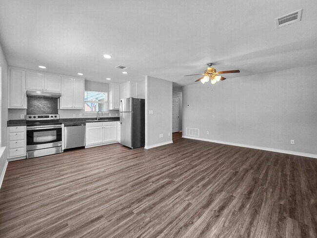 Building Photo - 1332 Dreiss St
