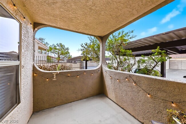 Building Photo - 700 Capri Dr
