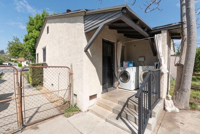 Building Photo - 3 bedroom/2bathroom front house in N. Alha...