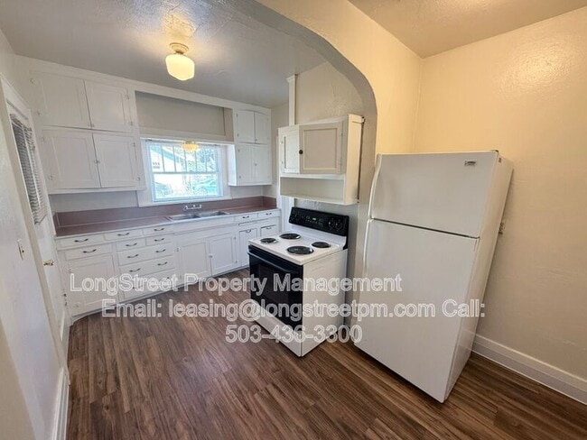 Building Photo - 588 Knapps Pl NE