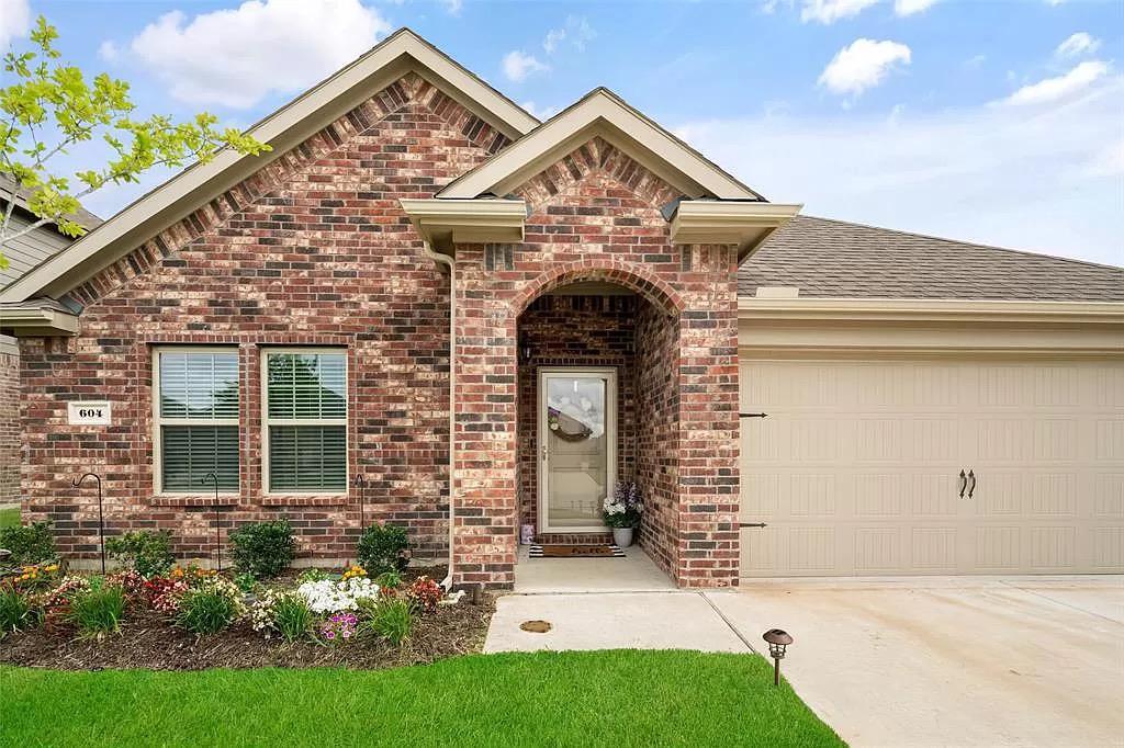 Building Photo - 604 Saddle Club Way