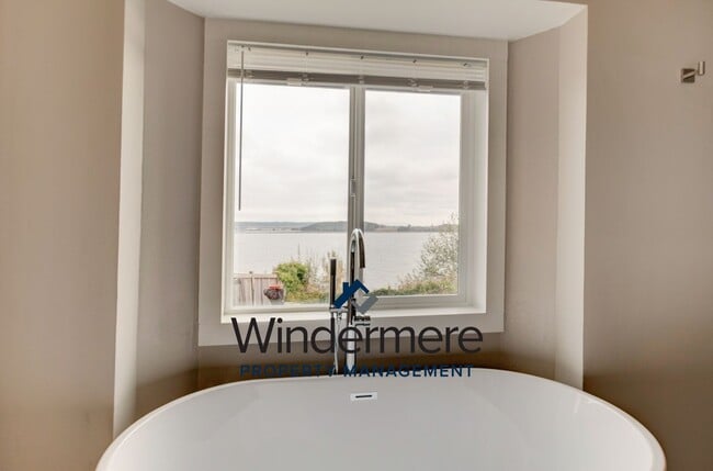 Building Photo - Three Bedroom, Two Bath Waterview