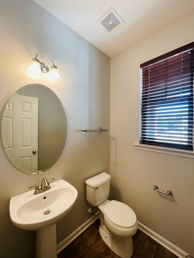 Building Photo - Beautiful Townhome in Catawba Village