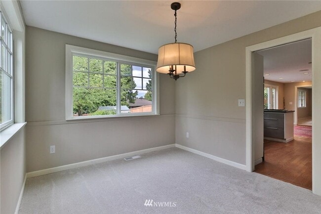 Building Photo - 4 bd 2.5 bathroom single family home in Bellevue