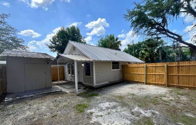 Building Photo - Cozy Remodeled 1BD/1BA + Bonus Room in Zephyrhills!