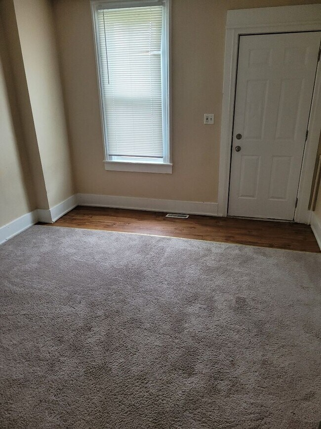 Building Photo - 1008 E 1st St