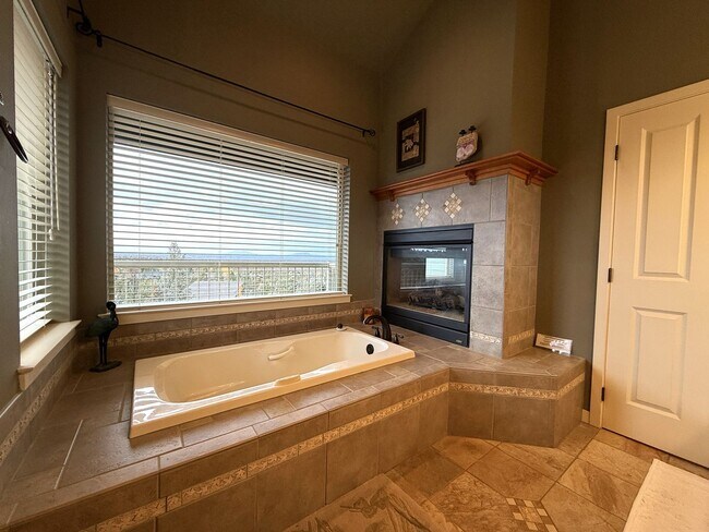 Building Photo - WINTER SPECIAL DISCOUNTED $500 PER MONTH F...