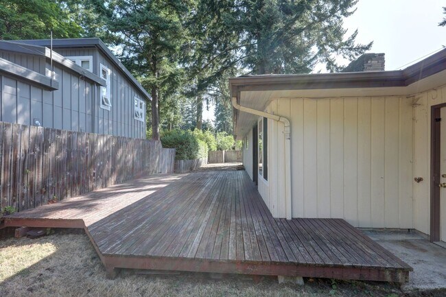 Building Photo - Beautifully Refinished 4BR 2BA Home on Lar...