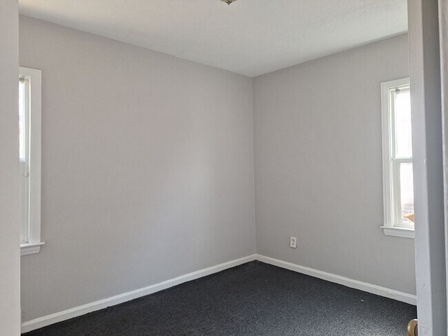 Building Photo - Charming 4 bedroom bungalow freshly updated