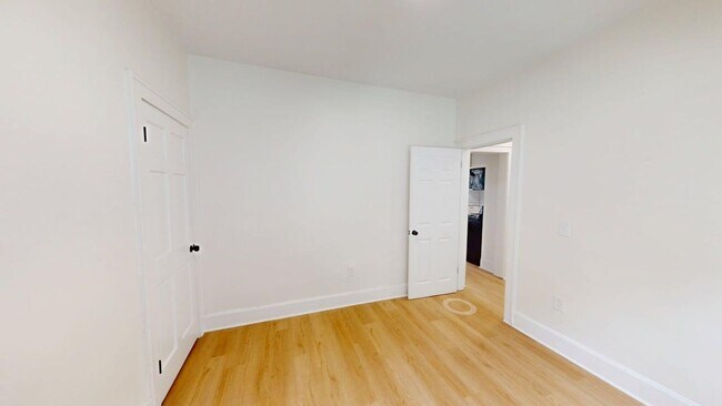 Building Photo - 978 1/2 Linwood Ave