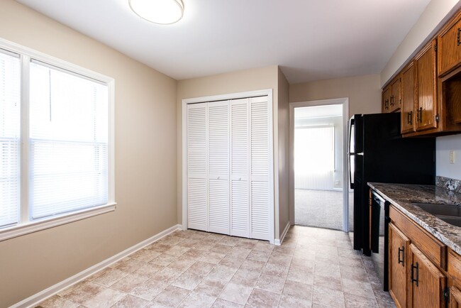 Building Photo - 4 bed 1 bath home for rent