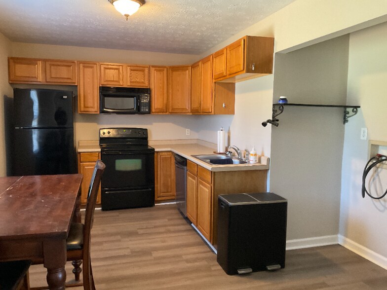 Building Photo - 220 Larchwood Dr