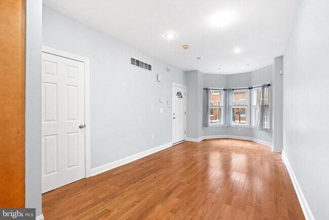 Building Photo - 2339 Catharine St