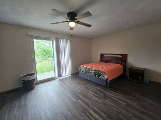 Building Photo - Beautiful 2 Bedroom Townhome - Only Steps ...