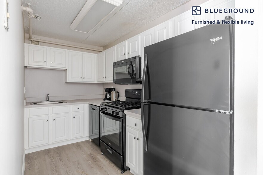 Building Photo - 812 Memorial Dr