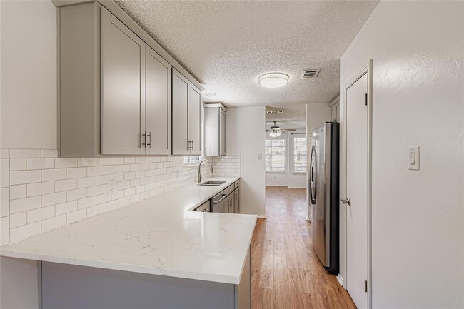 Building Photo - 9839 Briar Ridge Dr