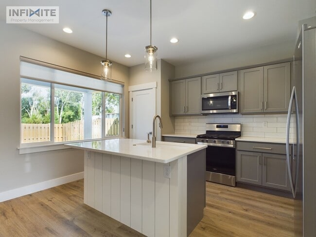 Building Photo - Bozeman Stunner!