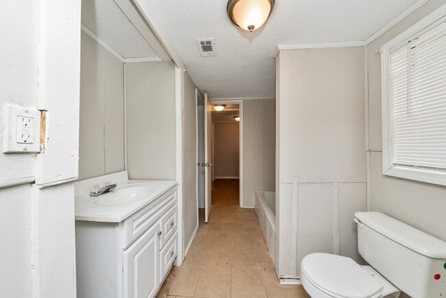 Building Photo - Renovated 3BR/2BA Tuscaloosa Gem with Luxu...