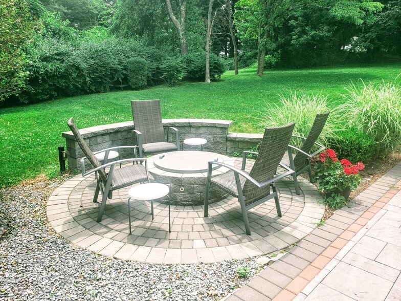Fire pit - 10 Foxwood Ln