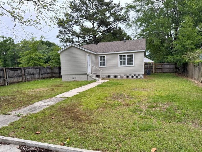 Building Photo - 900 Courtney St