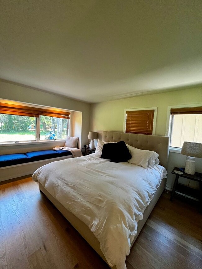 Building Photo - Executive Rental on Riverside Country Club...