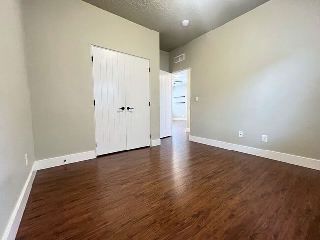 Building Photo - The perfect 2 bed/2bath with office patio home in the beautiful Hazelwood community just off Lake...