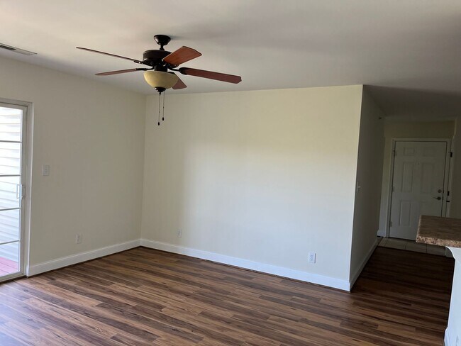 Building Photo - 3 bedroom, 2 bath condo with balcony, new floors, and new paint.