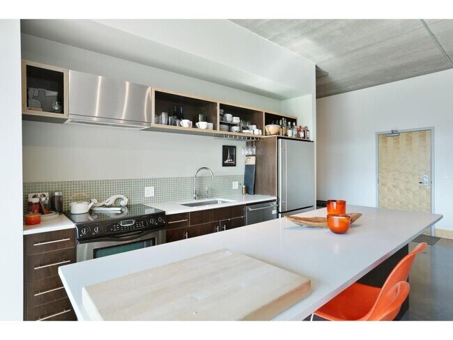 Building Photo - 345 6th Ave N